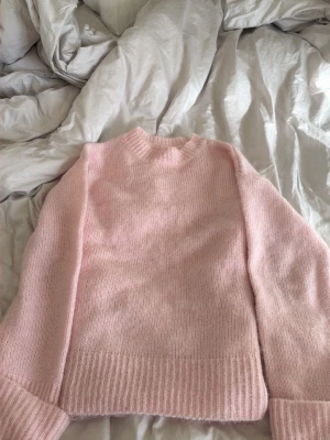 Rosa stickad tröja från Vero Moda 🌸 - Fin rosa stickad tröja från Vero Moda. Enkel och stilren modell som passar perfekt till både vardag och finare outfits.  📏 Storlek: 34 🌸 Rosa ✨ Fint skick  Skriv gärna vid intresse! 💌