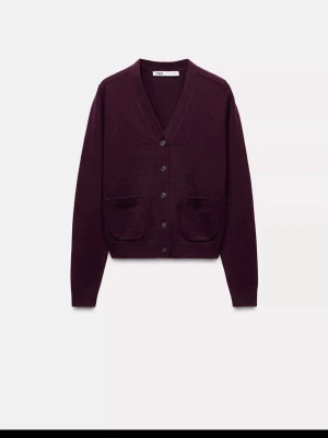 Vinröd kofta - Nästan helt oanvänd zara kofta i 100% ull. Köpt på zara för två årsen för 559kr.