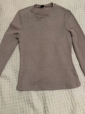 Blandat - Första är i storlek S köpt på shein  Andra är också i storlek S köpt på shein  T shirten är i storlek 38 köpt på H&M. 🩷