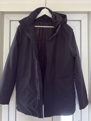 Svart J Lindberg jacka  - J.LINDEBERG vinterjacka – strl S  Säljer en riktigt snygg och stilren svart J.LINDEBERG-jacka i storlek S.  🖤 Svart 🧥 Varmt vadderad ☔ Vind- och vattenavvisande material 🏷️ Äkta J.LINDEBERG 📏 Storlek S ✨ Mycket fint skick, inga större defekter  Nypris: ca 4 000 kr  Pris: 1 400 kr Kan diskuteras vid snabb och smidig affär.  