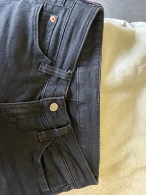 Svarta Cheap Monday jeans - Säljer ett par svarta jeans från Cheap Monday med låg midja. Använd några gånger med sitter fortfarande pefekt. Jag säljer då dem är för små för mig.
