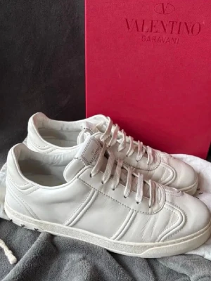 Vita Valentino Flycrews - Säljer nu ett par riktigt fräscha valentino flycrews i storlek 39 men som passar 40-41… alla nitar sitter på o box finns även dustbag… hör av er för mer info o bilder:)