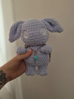 Virkad mistling - Virkad alv inspererad varelse "mistling". En mistling är en varelse som kommer med en historia och information om vad figuren gillar, den är mitt egna mönster som även finns på etsy💕✨️