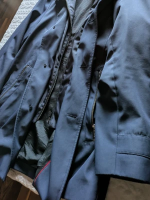 Hugo Boss Men's Zip-Up Field/Trench Jacket - Snygg och praktisk svart jacka från Hugo Boss med dragkedja och stilrena detaljer.