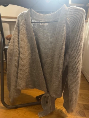Stickad knyt kodta - Grå stickad kofta man knyter. Aldrig använt, storlek xs