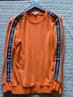 Givenchy Side-Tape Logo Crewneck Sweatshirt - Stilren svart tröja med Givenchy-logotypdetaljer längs sidorna i mycket fint skick.