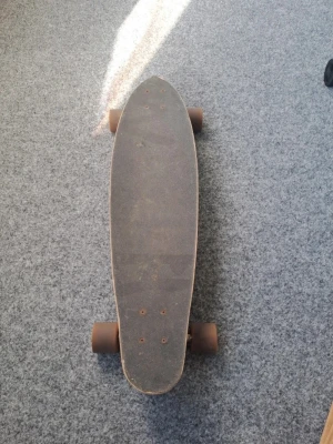 Skateboard - Jag säljer en skateboard som funkar perfekt och är i bra skick. Den är redo att användas direkt och perfekt för dig som vill åka skateboard.  Priset är endast 50 kr, vilket jag tycker är ett riktigt bra pris med tanke på skicket. Jag är öppen för snabba affärer!  Tveka inte att höra av dig om du är intresserad eller har några frågor. Först till kvarn gäller!