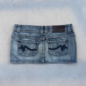 vintage denim skirt - jättefin jeanskjol ultra low mini den är som ny storlek 36 på lappen, passar förmodligen bra för även xs/s  leverans inom 24h💌följ för mer 
