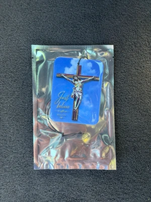 3st Bildoft Jesus - 3 styckna bilperfymer med motiv av Jesus på korset mot en blå himmel och texten "Don't be afraid" på en sida och fortsättningen "Just believe" på andra. Häng upp i backspegeln och har doft av vanilj. Perfekt för dig som vill ha en personlig touch i bilen.