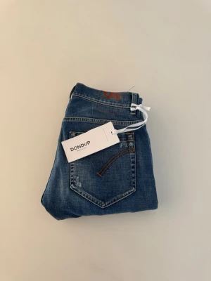 Dondup jeans  - Säljer dessa helt nya dondup jeans george i storlek w30. Dem är helt nya med tags kvar. Riktigt schysst tvätt och slitningar. Nypris ca 2500 och mitt pris 999. Kom dm för minsta fråga eller fundering!