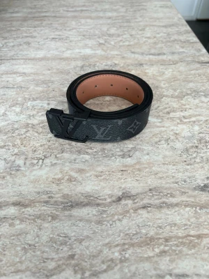Bälte - Säljer ett svart monogram bälte i mycket bra skick, vid fler bilder/frågor är det bara att höra av sig, pris kan diskuteras!