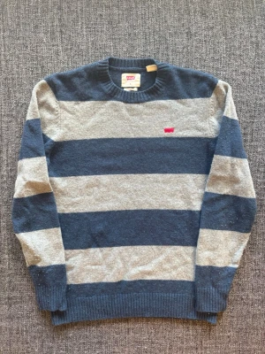 Levis tröja ~ vintage  - Sjukt eftertraktad Levi’s tröja ~ vintage stickad modell | st S | färg blå/grå | randig design | äldre modell som inte längre tillverkas och därför är svår att hitta | vintageplagg i bra skick | sällsynt 2000’s modell | OBS kan gå ner lite i pris vid snabb affär! 🏄