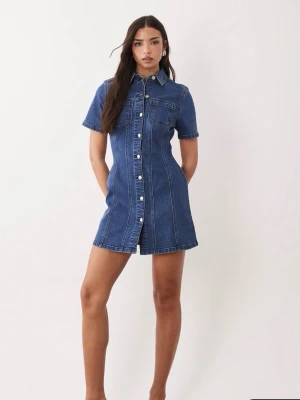 Kort jeansklänning med knappar - Redo att skickas⭐️. Snygg kort jeansklänning i blå denim med markerade sömmar och knappar framtill. Klänningen har skjortkrage, korta ärmar och två bröstfickor. Perfekt för en trendig och avslappnad look. Aldrig använd eftersom den inte passade mig💗