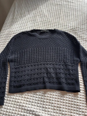 Svart topp - Snygg svart topp med fint mönster på. Passar bra till alla årstider och går även att bära med snyggt linne under eller bara så 💞