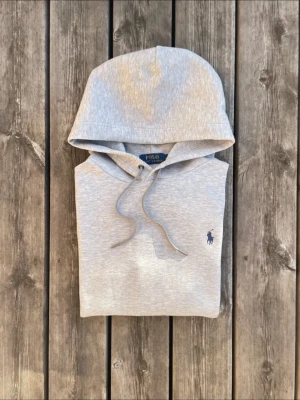 Polo Ralph Lauren Hoodie | Grå – Strl M - Polo Ralph Lauren Hoodie | Grå – Strl M  ✔️ Polo Ralph Lauren hoodie ✔️ Strl M ✔️ Grå ✔️ Broderad Polo-logga ✔️ Mycket bra skick (en liten defekt på axeln som knappt syns) ✔️ Snygg och clean passform  Hör gärna av dig för mer information eller bilder jag är öppen för bud!🤗