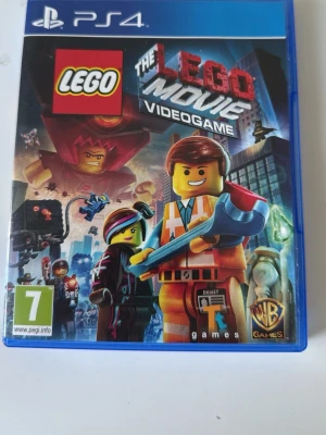 LEGO Movie Videogame till PS4 - The LEGO Movie Videogame till PlayStation 4. Spelet har färgglad omslagsdesign med LEGO-karaktärer och kommer i ett blått plastfodral med tillhörande skiva och manual. Perfekt för dig som gillar actionfyllda äventyr i LEGO-världen.