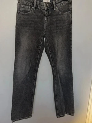 Raka jeans - Raka jeans med låg midja. Modell: Scandi Low Straigt från Gina Tricot. Storlek 34.