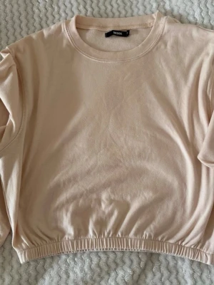 Långärmad tröja - Fin långärmad tröja köpt på bikbok med lite mjukare material inne, ganska så stretchig. Storlek S. Material, 61% polyester 34% viskos 5% elastan. Aldrig använts. 🌸