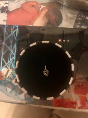 Pandora charm - Pandora hänge i silverfärg. Hänget har en glittrande detalj som ger ett elegant intryck. Perfekt accessoar för att lyfta din outfit.