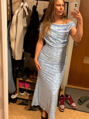 Ljusblå långklänning med spetsdetaljer - Säljer denna otroligt fina och sköna klänning! Använd en gång som bröllopsgäst💍.  ”Asymmetric Draped Burnout Maxi Dress” nypris 899 (slutsåld på Boohoos hemsida)