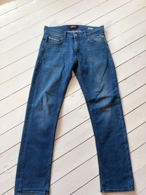 Replay Jeans - •Snygga blå jeans från Replay i modellen Grover                          •Jeansen är i storlek W29 L30            • Passform: Modellen på bilden är 183 cm lång, väger 72 kg