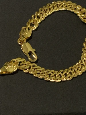 Guldpläterat kedjearmband - Snyggt armband i guldpläterad metall med klassisk kedjedesign. Armbandet har en robust karbinhake och glänsande yta som ger en lyxig känsla. Perfekt accessoar för att lyfta din stil.