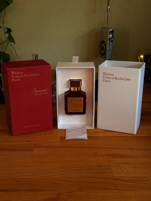 Maison Francis Kurkdjian Baccarat Rouge 540 Extrait de Parfum – 70 ml - Säljer en Maison Francis Kurkdjian Baccarat Rouge 540 Extrait de Parfum, 70 ml.  Parfymen är helt ny och oanvänd. Förpackningen har endast öppnats för att kunna ta bilder till annonsen. Parfymen har aldrig sprayats eller använts.  Produktinformation: • Märke: Maison Francis Kurkdjian Paris • Modell: Baccarat Rouge 540 • Variant: Extrait de Parfum • Storlek: 70 ml / 2.4 fl. oz. • Skick: Ny och oanvänd • Unisexdoft • Originalförpackning, innerbox samt tillhörande kort/häfte medföljer enligt bilder