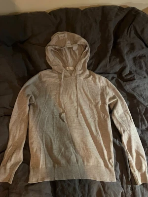 Ahlquist Clothing merinoull hoodie - Säljer denna stickade merinoull hoodie från Ahlquist clothing. Hoodien är gjord av 100% merinoull vilket gör att den blir bekväm att ha på sig men också väldigt stilren!  Den är i storlek XXS men passar XS också! Hoodien är i relativt nyskick  Hör av dig vid frågor! 😊