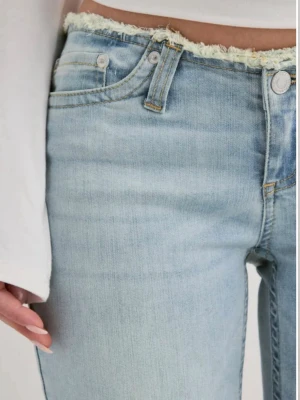Nelly ”No waist bootcut jeans” - Populära blåa jeans med super fina detaljer på midjan och vid foten! Använd endast ett få tal gånger.