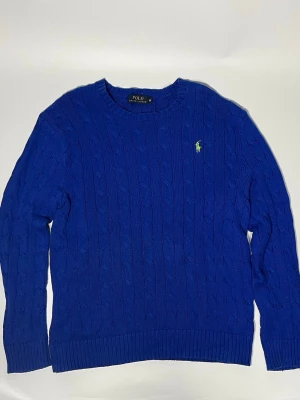 Ralph Lauren kabelstickad tröja - 👕 Plagg: Kabelstickad tröja                                                               📏 Storlek: M                                                               🏷️ Märke/Modell: Ralph Lauren                                    ✨ Skick: Fint skick                                                        💬 Vid frågor är det bara att skriva!                                                                                          🛍️ Gramenti
