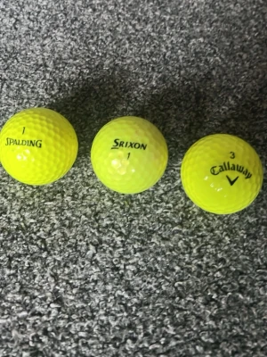 Gula golfbollar Spalding Srixon Callaway - Tre golfbollar i neon-gult från Spalding, Srixon och Callaway. Klassisk rund form med dimple-mönster för bra flyg och synlighet på banan. Perfekt för dig som vill ha extra synliga bollar under spelet.