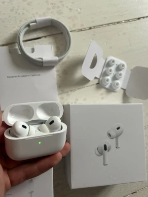AirPods Pro  - Använda max 2 ggr, nyskick. Fraktar inom 24 h efter köp. 