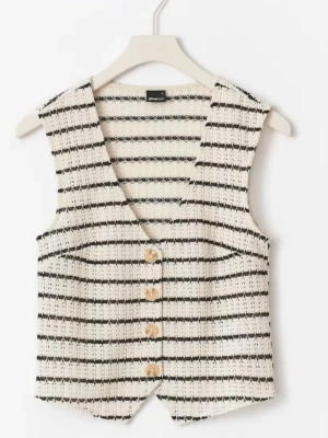 Stickad vest top - Gina Tricot - NY - Randig väst med en djup urringning. Västen är virkad och har en normal passform. Den har knappar fram