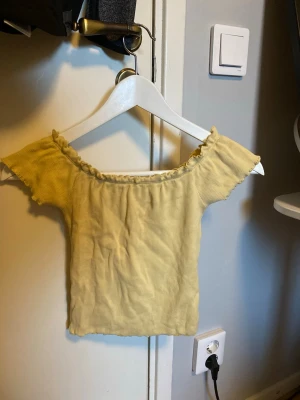 Söt gul offshoulder topp - Söt gul topp med stretchigt material🌟 den är i storlek s men skulle säga den passar xxs-m!