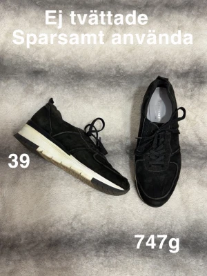 Svarta sneakers från tamaris - Stilrena svarta sneakers från tamaris med vita, chunky sulor och klassisk snörning. Insidan är fodrad med läder för extra komfort. Perfekta för dig som gillar en clean och sportig look.🌸Sparsamt använda. Ej tvättade. Finns en symbol som jag sökt fram till betyder att innersulan är läder. Storlek 39 