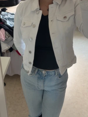 Vit jeansjacka  - Snygg vit jeansjacka. Säljer den eftersom att den har blivit för liten för mig. Den är i nyskick eftersom att jag bara har använt den några gånger. 