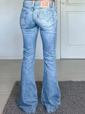 Levis - Midjemått: 36cm rakt över, innerbenslängd: 74cm 💗