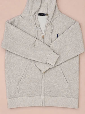 Grå zip-hoodie från Polo Ralph Lauren - Snygg ljusgrå hoodie med dragkedja från Polo Ralph Lauren. Klassisk design med huva, dragsnören och två fickor framtill. Broderad blå logga på bröstet. Mjuk bomullsblandning som är perfekt för en chill look.