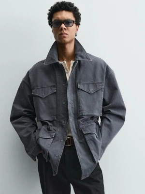Oversized grå jeansjacka - NYPRIS:859kr!! Sprillans ny                                                       Snygg oversized jeansjacka i mörkgrå denim med stora fickor framtill och markerad krage. Jackan har knappstängning och coola sömdetaljer som ger en modern vibe. Perfekt för dig som vill ha en avslappnad men trendig look.