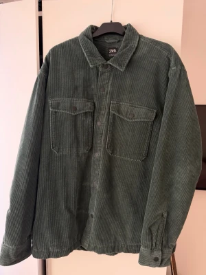 Grön manchester overshirt från ZARA - Stilren grön overshirt i manchestertyg från ZARA. Den är vadderad, och helt ny💚