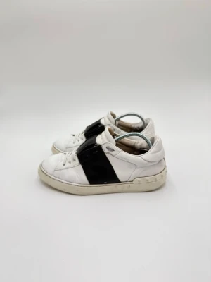 Valentino sneakers  - Hej säljer nu dessa fina valentino open skor  Skick enligt bilder  Postar snabbt och smidigt   Hör av er vid frågor eller funderingar