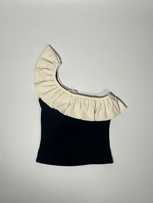 Volangtopp - 👕 Plagg: volangtopp                                                          📏 Storlek: XS                                                                                                            ✨ Skick: Fint skick                                                        💬 Vid frågor är det bara att skriva!                                                                                          🛍️ Gramenti