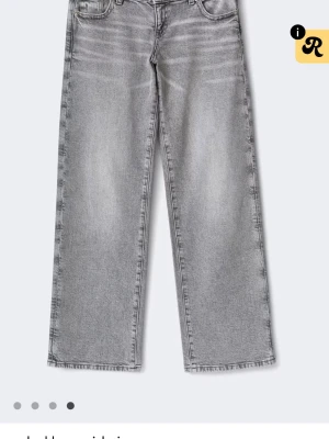 Sökes  - Sökes i storlek 36 från Gina tricot 