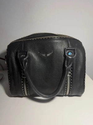 Zadig Sunny Bag - Zadig väska i fint skick! Extremt rymlig då den går att expandera genom att dra ut dragkedjan! Extra band för att ha över axeln medföljer🩷   Nypris 5000kr Pris kan diskuteras!