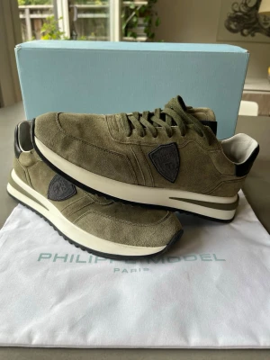 Philippe Model skor  - Säljer dessa feta skor från Philipe Modell i storlek 43. Skick 8/10, nypris 3200kr!