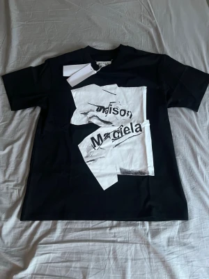 Maison Margiela T-shirt svart - en svart t-shirt från Maison Margiela (Design). Passar S/M🤩