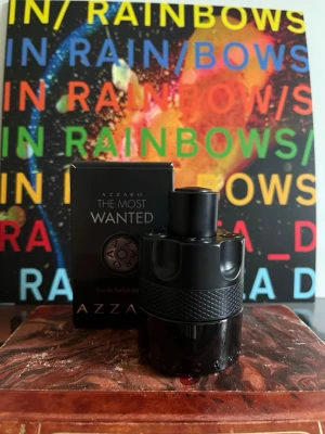 Azzaro The Most Wanted parfym - Azzaro The Most Wanted är en parfym i en cool, svart flaska med unik cylinderformad design och detaljer som påminner om en revolvertrumma. Flaskan är tillverkad i glas och plast och har en modern, maskulin look. Kommer med originalkartong. 45/50ml kvar i flaskan 