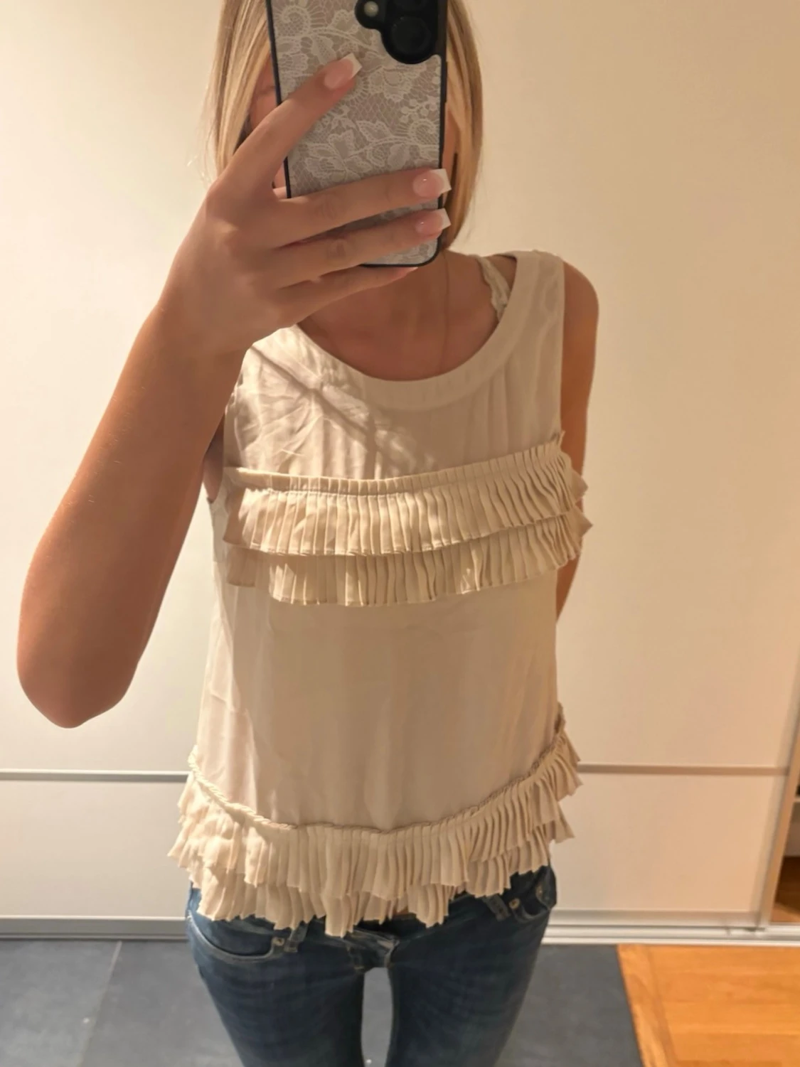 Beige ärmlös topp med volangdetaljer