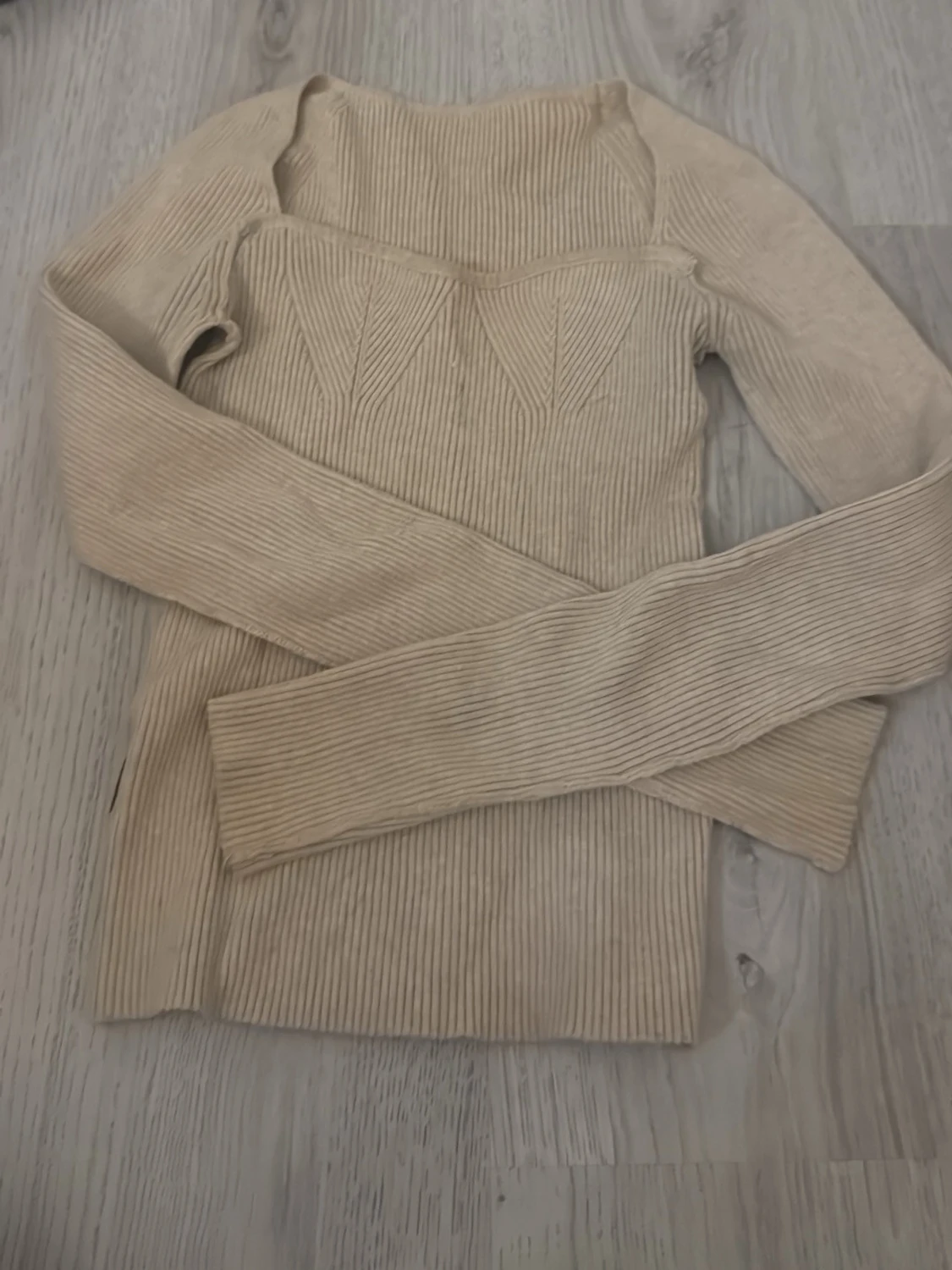 Beige ribbstickad tröja