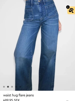 Jeans från Gina tricot!  - Säljer de trendiga ”waist hug flare jeans” från Gina tricot! De är i storlek 40 men passar mig som kan ha både 36 och 38 i jeans! Skriv vid frågor 😊De är i väldigt fint skick! Nypris är 500kr